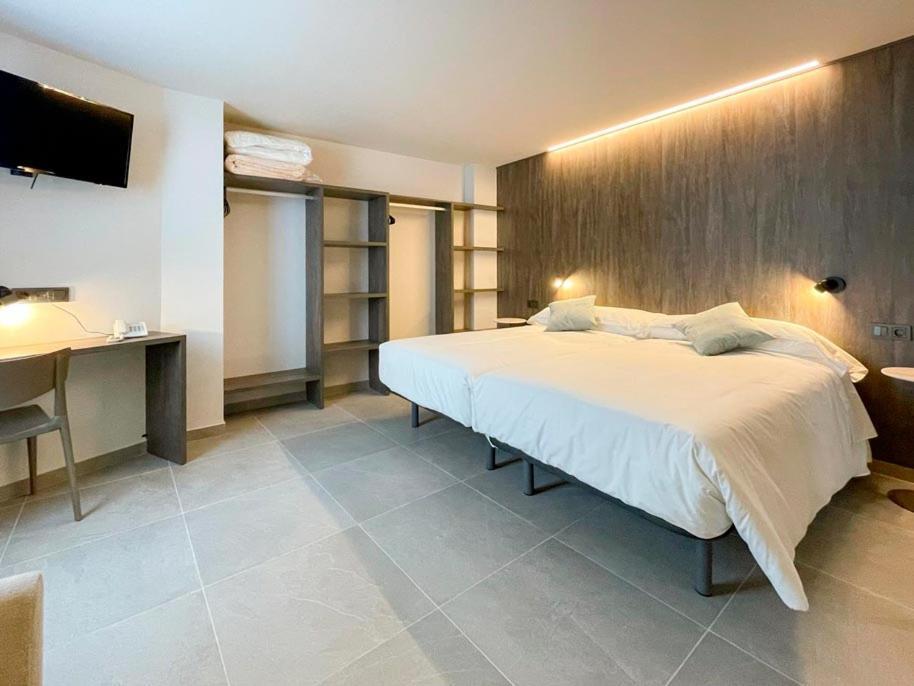 Hotel Quatre Llunes Santa Pola Bagian luar foto